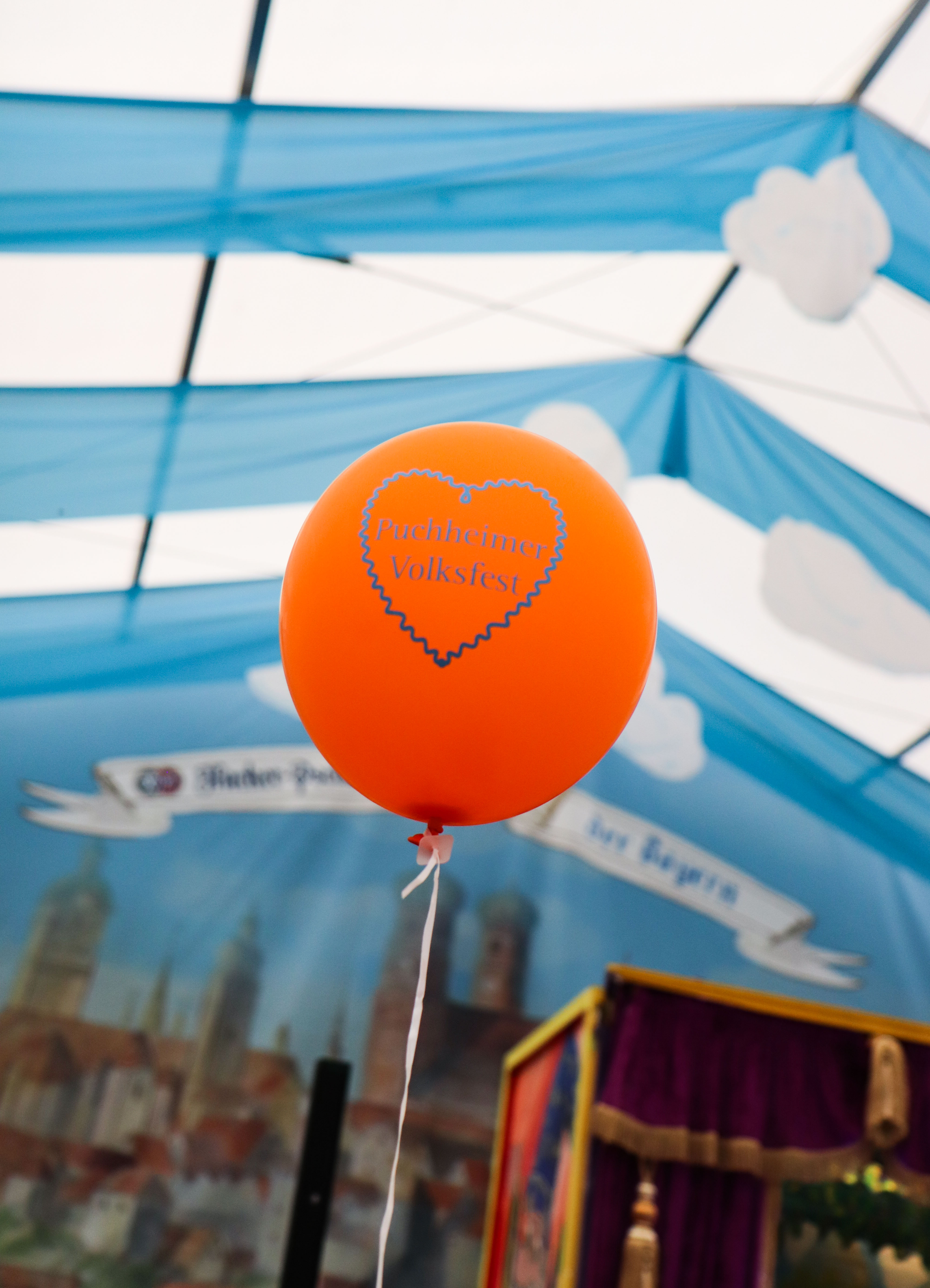 Ein Volksfest-Luftballon im „Himmel der Bayern“.